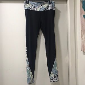 Victoria’s Secret Essential Legging w/ Geo Pattern